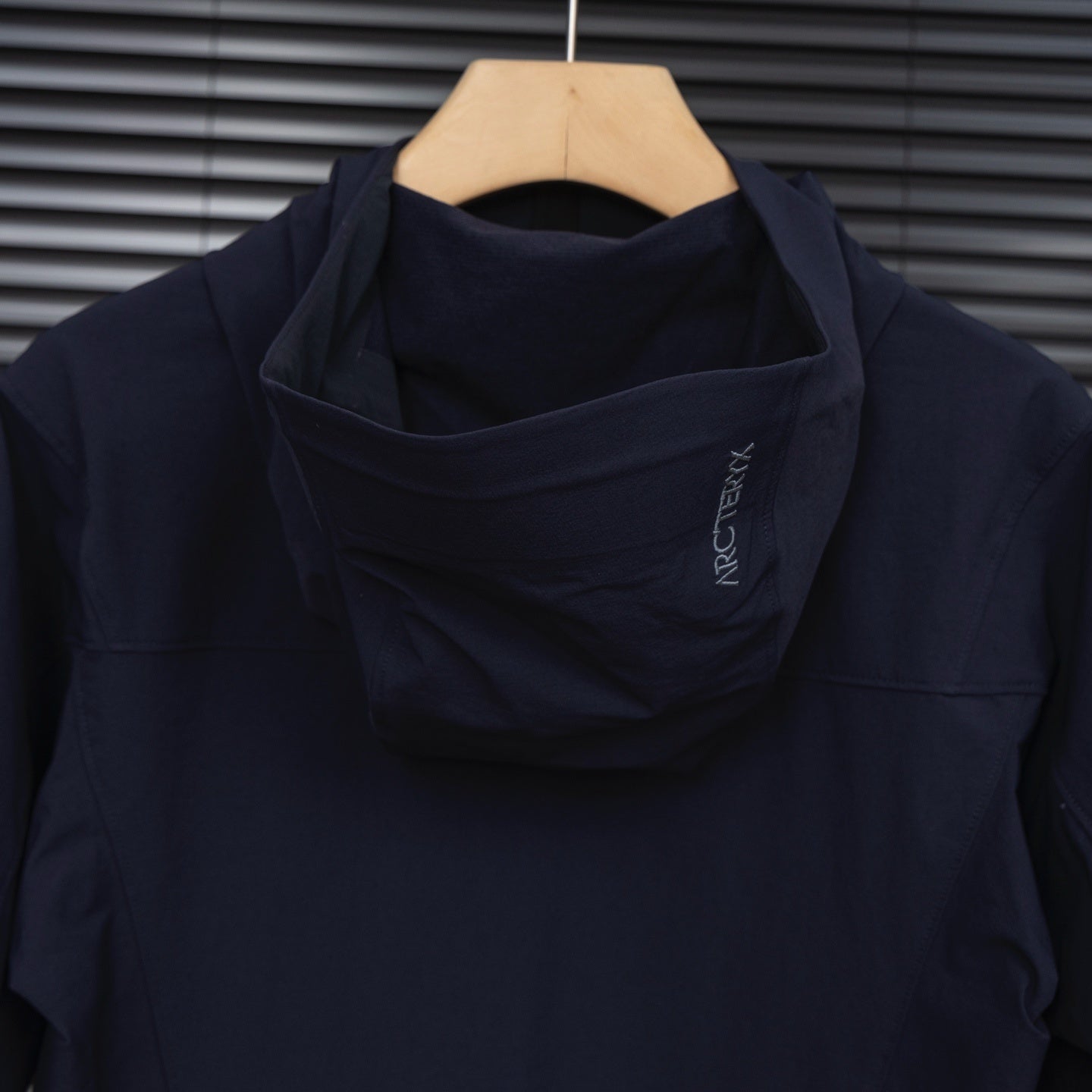 ARC'TERYX LOGO-EMBROIDERED HOODED JACKET